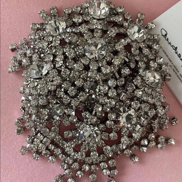 Camrose and Kross Audrey Hepburn brooch - Picture 3 of 4